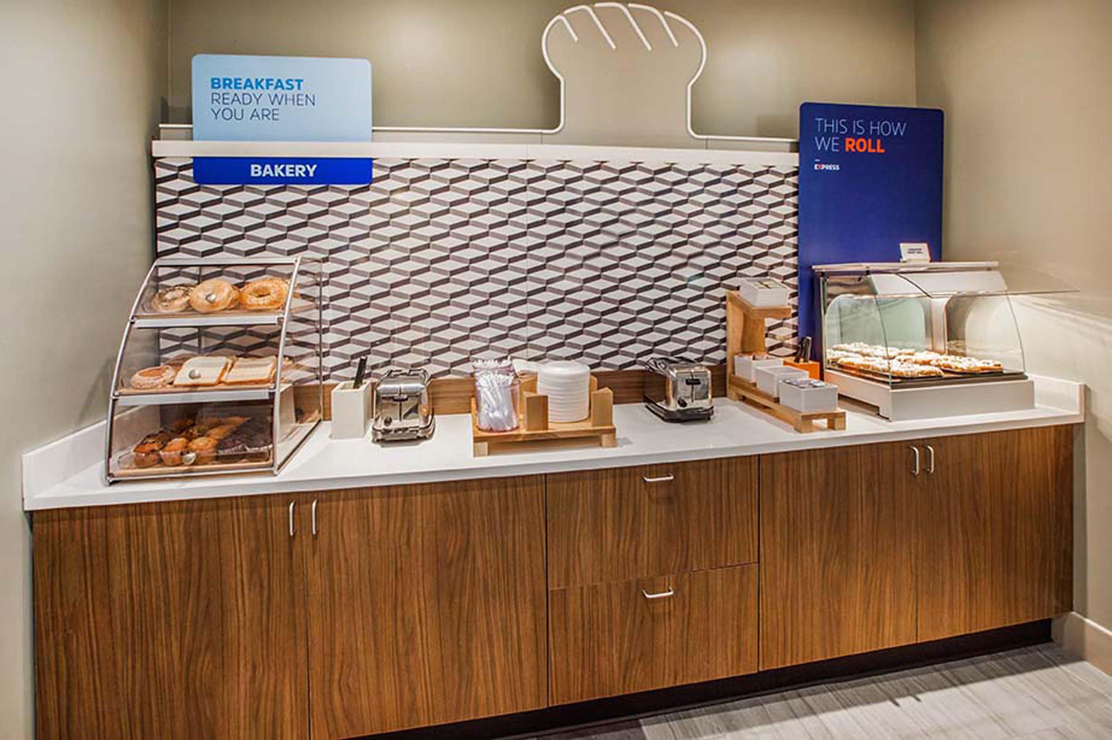 Holiday Inn Express Apex - Raleigh By Ihg Exterior photo